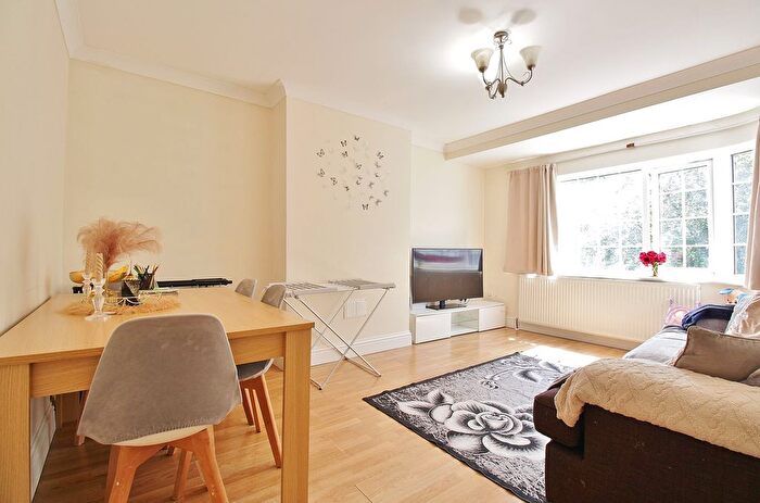 3 Bedroom Maisonette For Sale In Redesdale Gardens, Isleworth, TW7