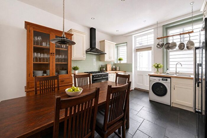 2 Bedroom Flat For Sale In Finchley Road, London, NW3
