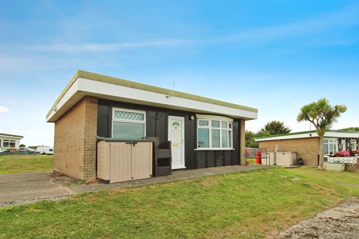 2 Bedroom Mobile/park Home For Sale In Fort Road, Lavernock, Penarth, CF64