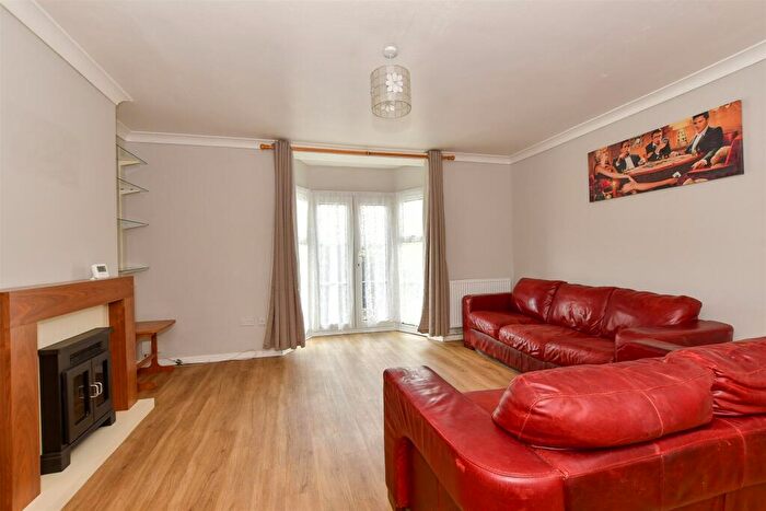 2 Bedroom Flat For Sale In Chingford Lane, Woodford Green, Essex, IG8