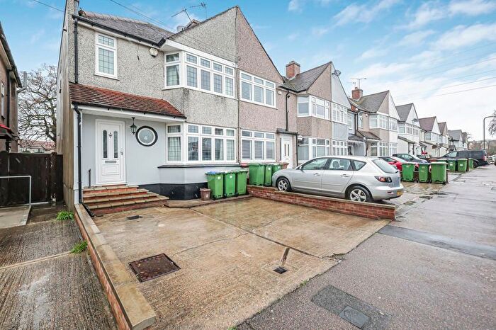 3 Bedroom End Of Terrace House For Sale In Penshurst Avenue, Sidcup, DA15