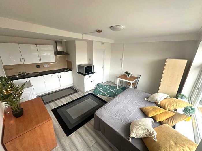 Studio To Rent In United Drive, Feltham, TW14