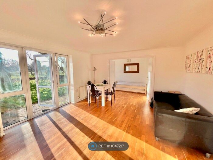 2 Bedroom Flat To Rent In Chiltern Court, Windsor SL4