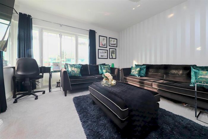 2 Bedroom Flat For Sale In Elm Park Road, Pinner, HA5