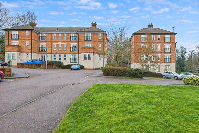 2 Bedroom Apartment For Sale In Adrian Close, Boxmoor, HP1