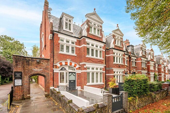 3 Bedroom Flat For Sale In Belsize Avenue, Belsize Park, London, NW3
