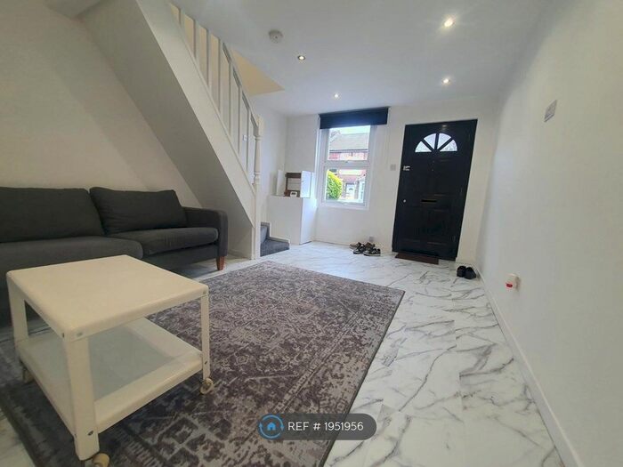 3 Bedroom Semi-Detached House To Rent In Pinner Road, Watford, WD19