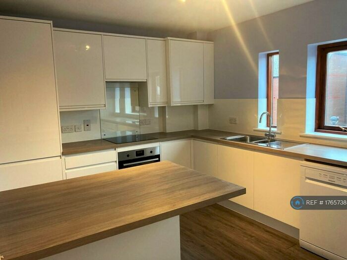 2 Bedroom Flat To Rent In Ashtree Court, St. Albans, AL1