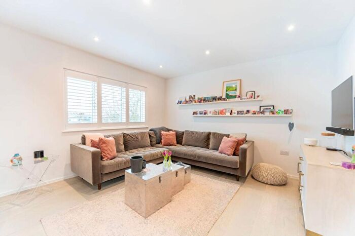 2 Bedroom Flat For Sale In Nicoll Road, Harlesden, London, NW10