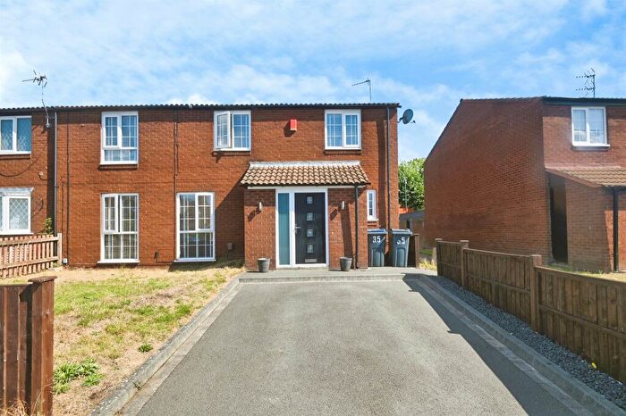 5 Bedroom End Of Terrace House For Sale In Appledorne Gardens, Birmingham, B34