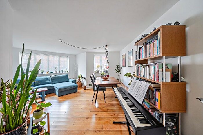 2 Bedroom Flat For Sale In Medhurst Way, Oxford, OX4