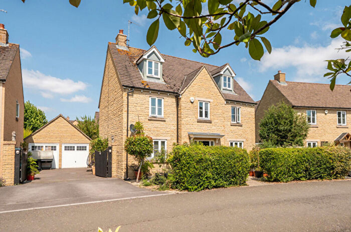 5 Bedroom Detached House For Sale In Berryfield Way, Carterton, Oxfordshire, OX18