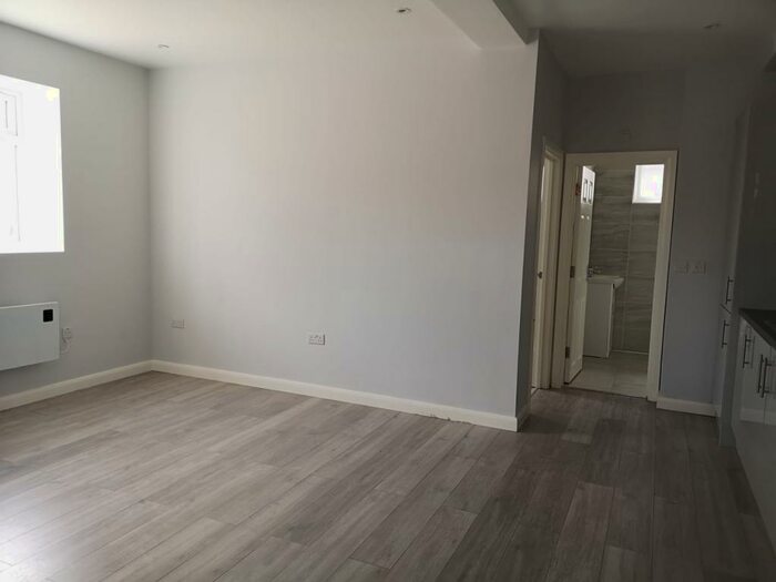 2 Bedroom Flat To Rent In Wey Hill, Haslemere, Surrey, GU27