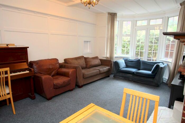 5 Bedroom House To Rent In Western Avenue, Golders Green, NW11