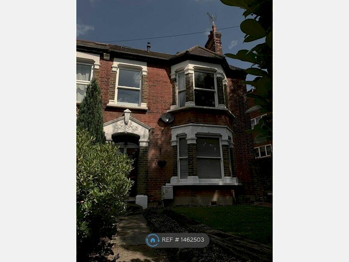 2 Bedroom Flat To Rent In High Street, Brentwood, CM14