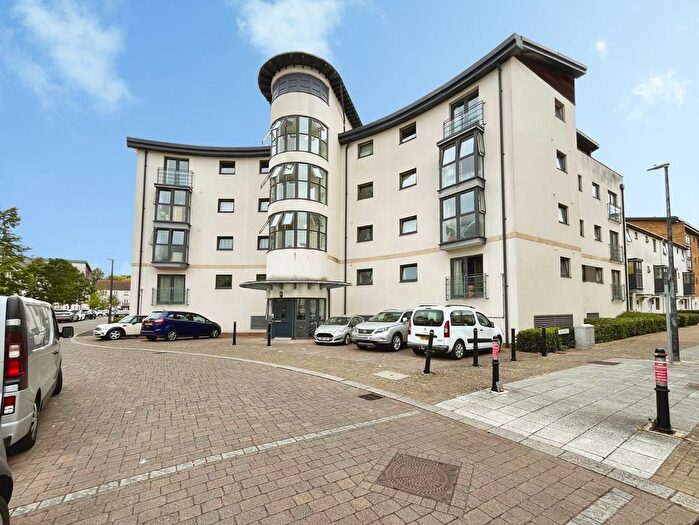 2 Bedroom Flat For Sale In Pasteur Drive, Swindon, Wiltshire, SN1
