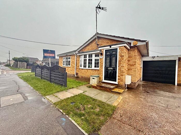 2 Bedroom Bungalow For Sale In Waarden Road, Canvey Island, SS8