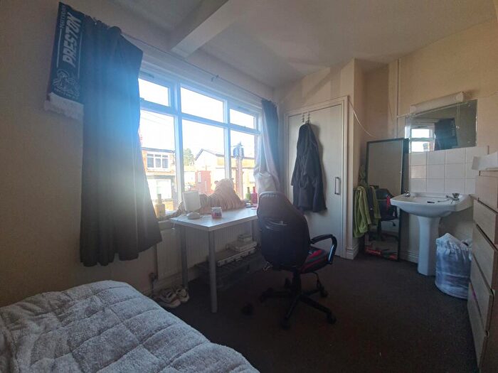 5 Bedroom House To Rent In Manor Drive, Leeds, LS6