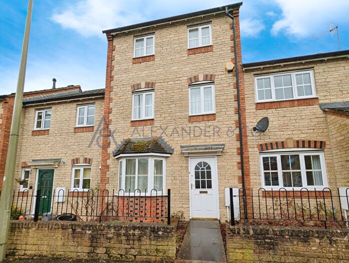 3 Bedroom Town House To Rent In Mallards Way, New Langford, Bicester, OX26