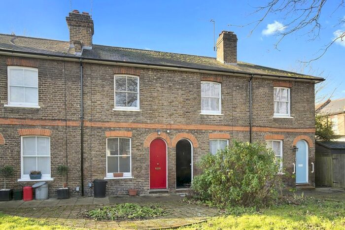 2 Bedroom Cottage To Rent In Back Lane, London, N8