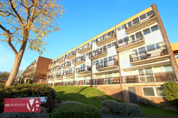 2 Bedroom Duplex To Rent In Hillside, Hoddesdon, EN11