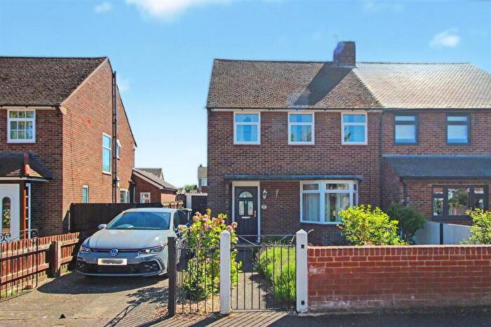 3 Bedroom Semi-Detached House For Sale In Harpenden Close, Bedford, MK41
