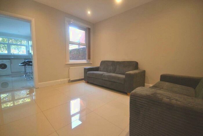 5 Bedroom Terraced House To Rent In Grange Avenue, University Area, RG6