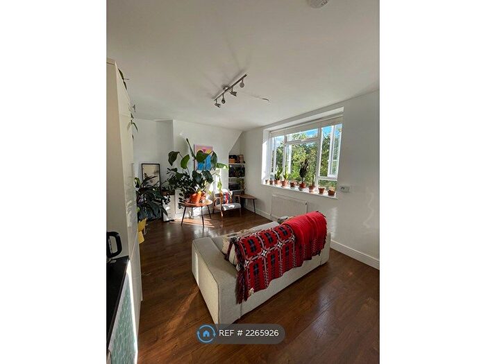 1 Bedroom Flat To Rent In Linford House, London, E2