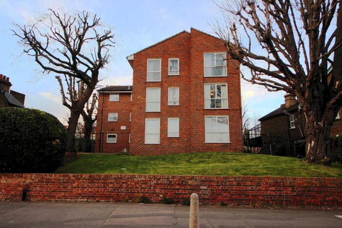 2 Bedroom Flat To Rent In Lower Road - Sutton, SM1