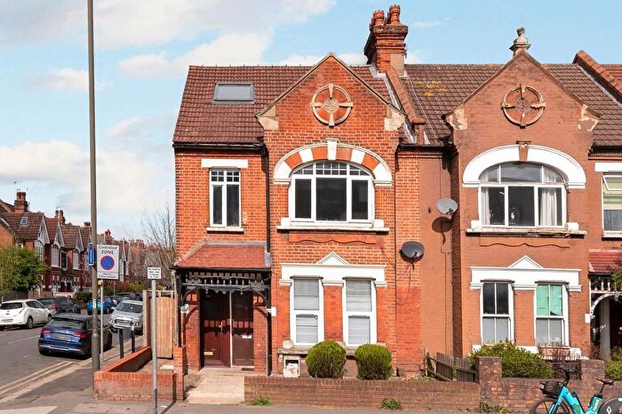 4 Bedroom Maisonette For Sale In Kingston Road, Wimbledon Chase, London, SW20