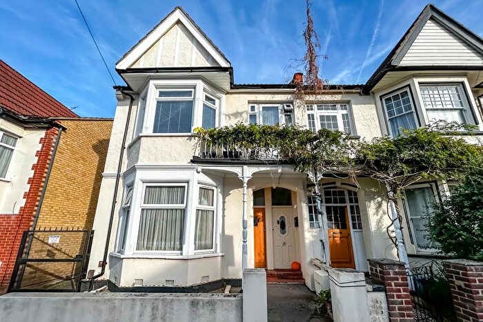 1 Bedroom Flat For Sale In Ramuz Drive, Westcliff-on-Sea, SS0