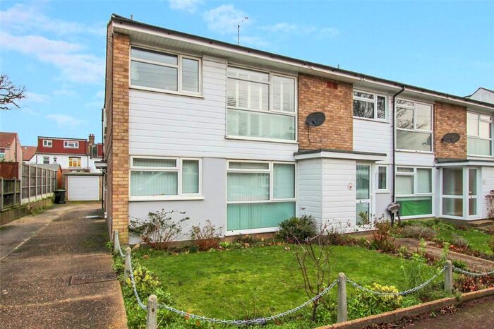 2 Bedroom Apartment To Rent In Chalkwell Park Drive, Leigh-on-Sea, Essex, SS9