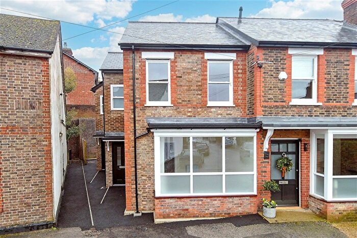 2 Bedroom Maisonette For Sale In Mount Street, Dorking, Surrey, RH4