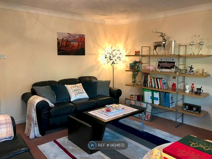 3 Bedroom Flat To Rent In Duff Road, Edinburgh, EH11