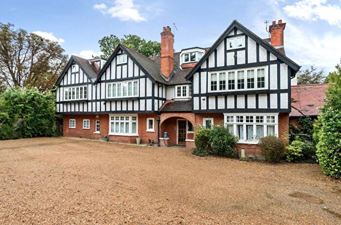 2 Bedroom Apartment To Rent In Claremont Lane, Esher, Surrey, KT10