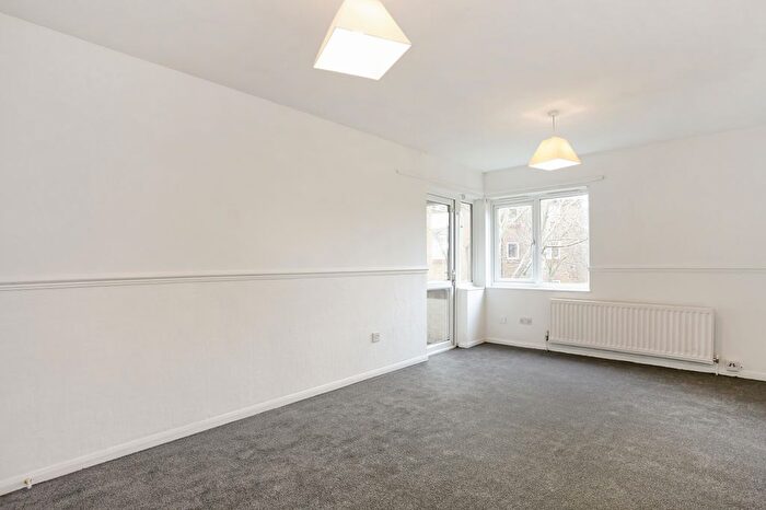 2 Bedroom Flat To Rent In Fambridge Close, London, SE26