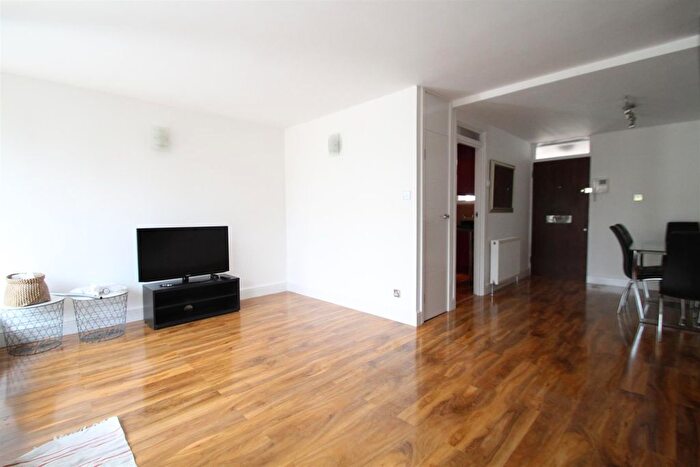 3 Bedroom Flat To Rent In Queensway, London, W2