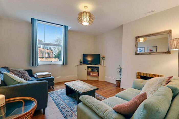 1 Bedroom Flat For Sale In Bridge Road, East Molesey, KT8