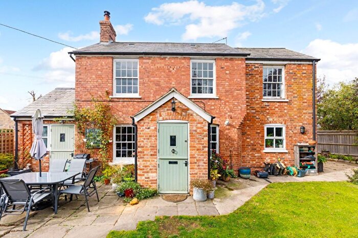 3 Bedroom Detached House For Sale In The College, Marsh Gibbon, Bicester, Oxfordshire, OX27