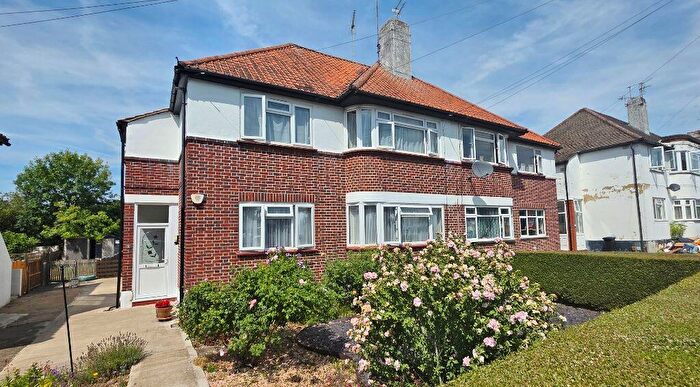 2 Bedroom Maisonette For Sale In Alandale Drive, Pinner, HA5