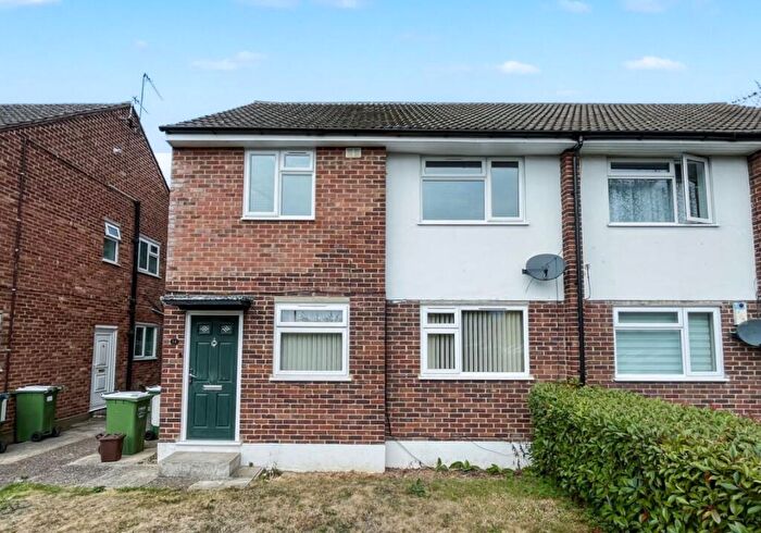 2 Bedroom Ground Maisonette For Sale In Amberley Court, Sidcup, Kent, DA14