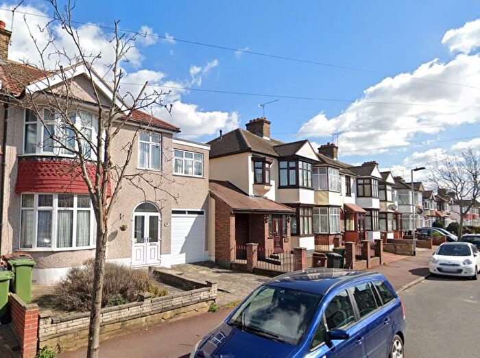 Studio To Rent In Beccles Drive, Barking, Essex, IG11