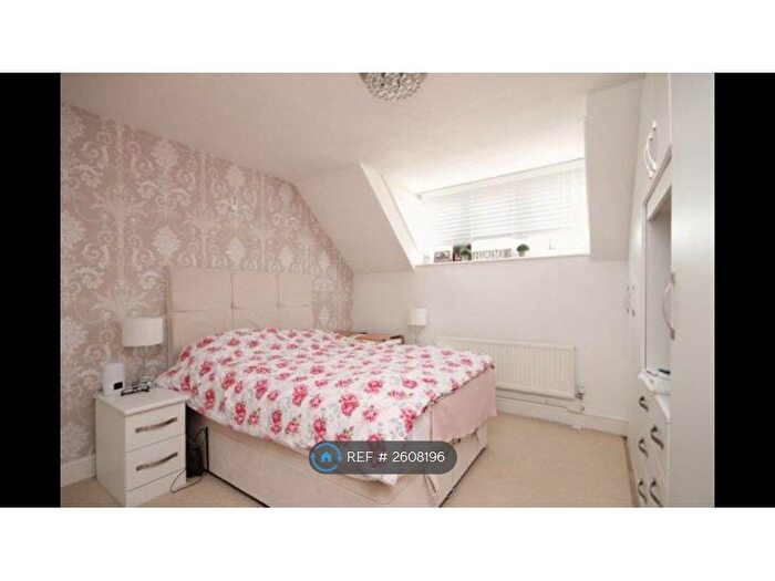 1 Bedroom Flat To Rent In Poplar Road, Leatherhead, KT22