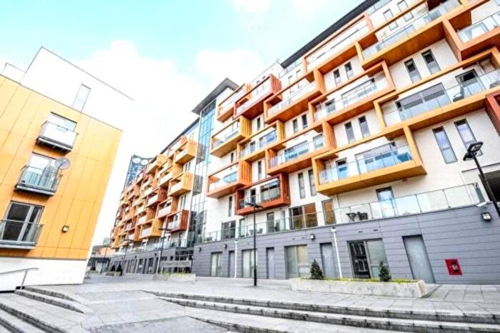 2 Bedroom Flat To Rent In Crampton Street, Elephant And Castle, London, SE17