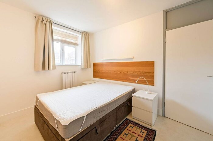 3 Bedroom Flat To Rent In Stockwell Gardens Estate, Stockwell, London, SW9