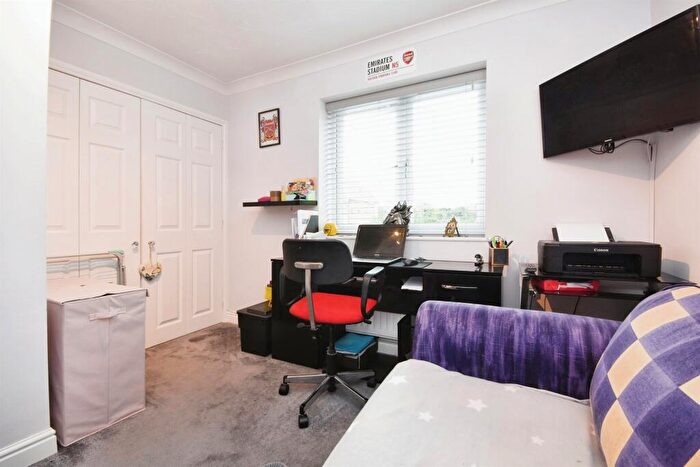 2 Bedroom End Of Terrace House For Sale In Sweet Briar Drive, Laindon, Basildon, SS15