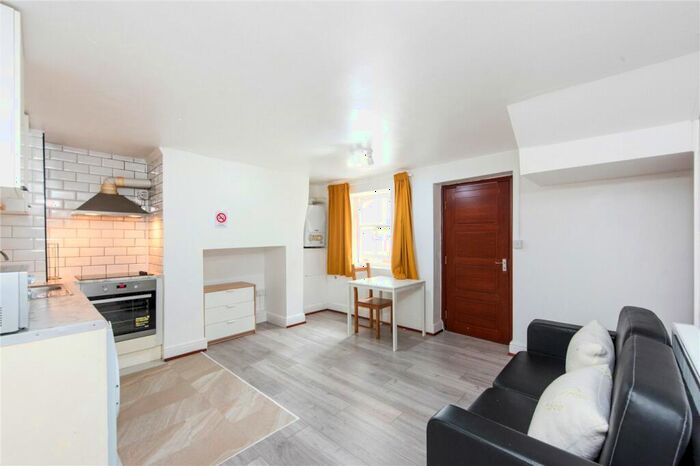 3 Bedroom Apartment To Rent In Hoxton Street, London, N1