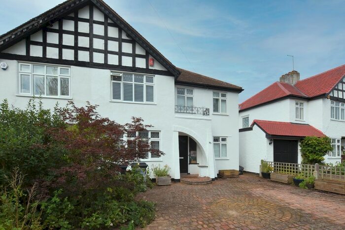 4 Bedroom Semi-Detached House To Rent In Kingsway, West Wickham BR4