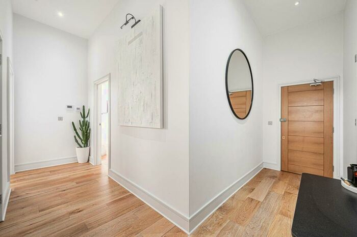 2 Bedroom Flat To Rent In High Road, North Finchley, London, N12