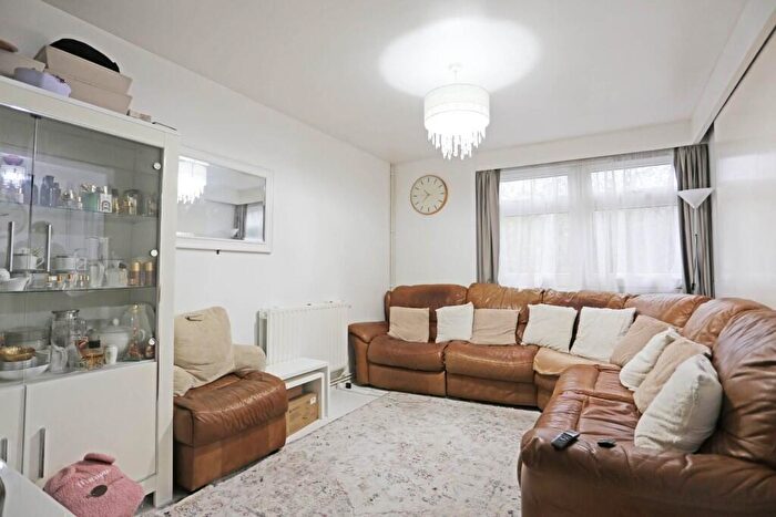 3 Bedroom Flat To Rent In Mansford Street, London, E2